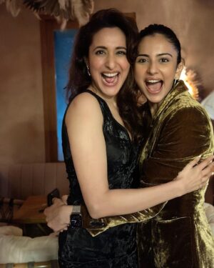Pragya Jaiswal Instagram - Mondays are to rewind the weekends 🖤
#Samsbirthday #Friendslikefamily