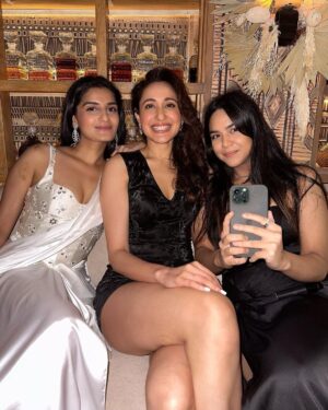 Pragya Jaiswal Instagram - Mondays are to rewind the weekends 🖤
#Samsbirthday #Friendslikefamily