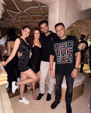 Pragya Jaiswal Instagram - Mondays are to rewind the weekends 🖤
#Samsbirthday #Friendslikefamily