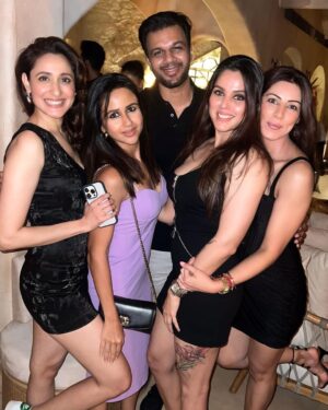 Pragya Jaiswal Instagram - Mondays are to rewind the weekends 🖤
#Samsbirthday #Friendslikefamily