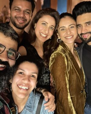 Pragya Jaiswal Instagram - Mondays are to rewind the weekends 🖤
#Samsbirthday #Friendslikefamily