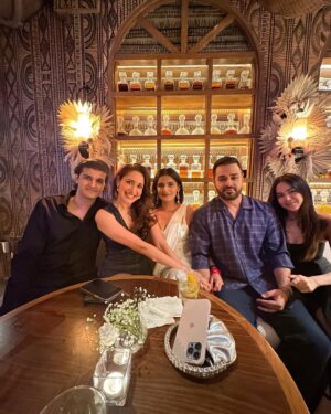 Pragya Jaiswal Instagram - Mondays are to rewind the weekends 🖤
#Samsbirthday #Friendslikefamily