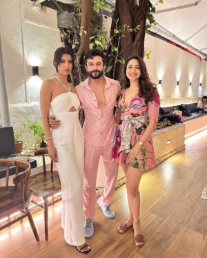 Pragya Jaiswal Instagram - Weekend recap 💕

Thank you @sahilgsalathia & @missmalini for a super fun Sunday scene !

📸 by @sarvesh_shashi 🥰