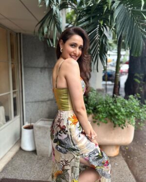 Pragya Jaiswal Instagram - Those 5 minutes when the sun comes out these days ⛅️🌺🧡