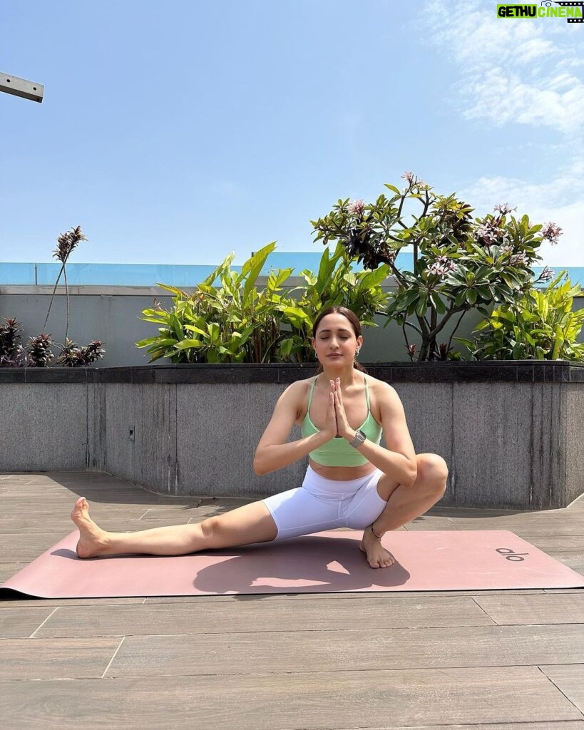 Pragya Jaiswal Instagram - Learning to be present, learning to love my movement, learning to be comfortable. Yoga has come into my life when I need it the most, so here’s me celebrating the power of yoga 🧘‍♀️ #InternationalYogaDay PS: Thank you to my yogini @anshukayoga for always being by my side 🌸💕