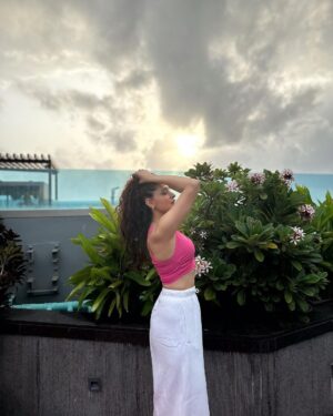 Pragya Jaiswal Instagram - New beginnings, smell of fresh flowers and skyline sunsets 🏠🌸🌅