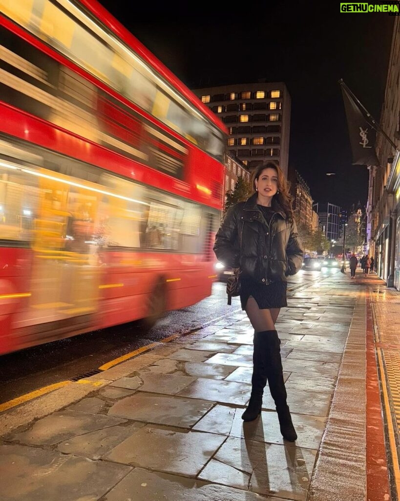 Pragya Jaiswal Instagram - In the blur of a moment 🖤 With my lovely @suwbhachopra ❤️ Sumosan Twiga
