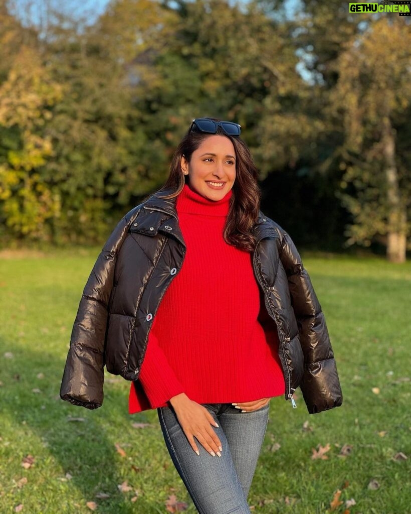 Pragya Jaiswal Instagram - The rare occasion when the sun and I step out at the same time in london 🥰☀️ London, United Kingdom