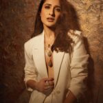 Pragya Jaiswal Instagram – Blurred boundaries ✨

Styled by @anshikaav
Assisted by @bhatia_tanisha
Jewellery @amamajewels 
Makeup @athirathakkar 
Hair @thakuramit190 
Shot by the amazing @shivamguptaphotography 💗