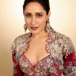 Pragya Jaiswal Instagram - It’s showtime ✨ Outfit @osaabyadarsh Earrings @razwada.jewels Bangles @shoppaksha Ring @razwada.jewels Footwear @fizzygoblet Makeup @makeupbymadhushreeganapathy Hair @ramihalder Styled by @anshikaav Assisted by @bhatia_tanisha Shot by @pranav.foto
