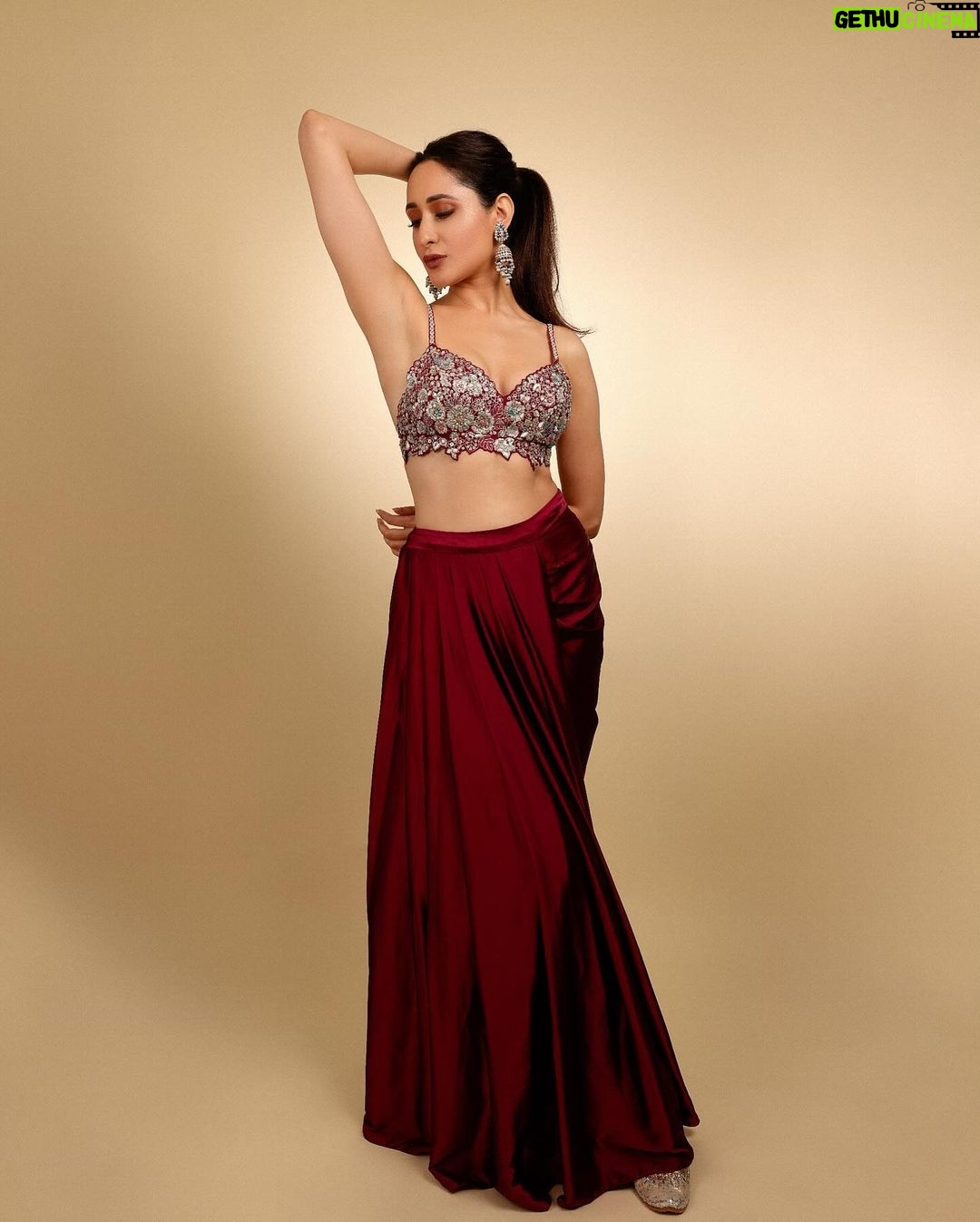 Pragya Jaiswal Instagram - It’s showtime ✨ Outfit @osaabyadarsh Earrings @razwada.jewels Bangles @shoppaksha Ring @razwada.jewels Footwear @fizzygoblet Makeup @makeupbymadhushreeganapathy Hair @ramihalder Styled by @anshikaav Assisted by @bhatia_tanisha Shot by @pranav.foto