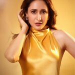Pragya Jaiswal Instagram - Giving golden hour 🤌🏻💛✨ For @amazonprime celebrations last night : Outfit @saulee Earrings @voycejewellery Footwear @oceedeeshoes Makeup @mua_aanchalkhanna Hair @hairbyzeba Styled by @anshikaav Assisted by @bhatia_tanisha Shot by @kaasastudio