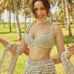 Pragya Jaiswal Instagram – Mere yaar ki shaadi hai ✨💛
#AbDonoBhagnani #AnandKaraj

(Also obsessed with this outfit 🤩)
Outfit @vvanivats
Choker @amamajewels
Ring @karishma.joolry
 
Styled by @anshikaav
Assisted by @bhatia_tanisha
Shot by @kadamajay 💫🤍