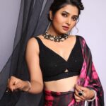 Prajakta Mali Instagram - शौक़ से लिजीए जी..। इश्क़ के इम्तिहाँ…। . #favourite #song #love #saree #prajakttamali @🖤 . Jewellery by @sorayaajewels_ STYLED BY @shalmalee_t Assisted by @shreezinjrute_official Hair by - @divyaa_pandile Makeup by - @baratemahesh16 Clicked by - @shrutisbagwe ❤️