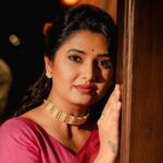 Prajakta Mali Instagram - मालवून टाक दीप..,. . (हा ही फोटो राखून ठेवलेला.. सोनसळा (प्रतिसोनं) मध्ये ही चिंचपेटी बनवून घ्यायच्या हात धुवून मागे लागलीए, पण मनाजोगी घडत नाहीये. ती येईलच तोवर हा फोटो घ्या, कारण तुळजा (सोनं) मध्ये ही उपलब्ध आहेच. . #चिंचपेटी #पारंपरिक #मोती #कुडी #नमस्कारतोडे #तुळजा #प्राजक्तराज @prajaktarajsaaj . www.prajaktaraj.in