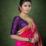 Prajakta Mali Instagram – खुलं आभाळ ढगाळ 
त्याला रूढींचा इटाळ 
.
माझ्या लाख सजणा…
ही कांकणाची तोड माळ तू…! 
.
#शृंगार #प्रेम #गुलाबी #मराठीमूलगी #मराठीसाज #प्राजक्तराज #prajakttamali @♥️

.
Jwellery by – @prajaktarajsaaj @🎯 

.

Saree – @paithanis.by.mrugakirloskar 
Jewellery – @prajaktarajsaaj 
Styled by – @rajasidatar 
Hmu – @seemaaofficial @baratemahesh16
Clicked by – @kalyaam_2.0