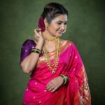 Prajakta Mali Instagram - नववधू प्रिया मी बावरते…♥️ नाही नाही नाही… मी लग्न करत नाहीये, “छोटा लग्नसराई संच” launch करतीए.. अर्थातच “प्राजक्तराज- पारंपरिक मराठी साज” मध्ये. तुमच्या लग्नसराई साठी😌. भरपूर discount सहीत. We are available only on… www.prajaktaraj.in @prajaktarajsaaj @🎯 . #तारामंडळ #मोहनमाळ #कोल्हापूरीसाज #कोयरीतोडे #बुगडी #मराठीअलंकार #मराठीनखरा #लगीनघाई #लग्नसराई #combo #प्राजक्तराज #prajakttamali @♥️ . . Saree - @paithanis.by.mrugakirloskar Jewellery - @prajaktarajsaaj Styled by - @rajasidatar Hmu - @seemaaofficial @baratemahesh16 Clicked by - @kalyaam_2.0
