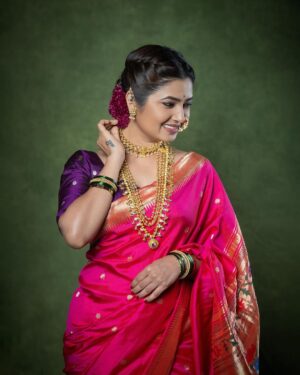 Prajakta Mali Instagram - नववधू प्रिया मी बावरते…♥️

नाही नाही नाही…
मी लग्न करत नाहीये, “छोटा लग्नसराई संच” launch करतीए.. अर्थातच “प्राजक्तराज- पारंपरिक मराठी साज” मध्ये. तुमच्या लग्नसराई साठी😌. 
भरपूर discount सहीत. 

We are available only on…
www.prajaktaraj.in 

@prajaktarajsaaj @🎯
.
#तारामंडळ #मोहनमाळ #कोल्हापूरीसाज #कोयरीतोडे #बुगडी 
#मराठीअलंकार #मराठीनखरा #लगीनघाई #लग्नसराई #combo #प्राजक्तराज #prajakttamali @♥️

.
.
Saree - @paithanis.by.mrugakirloskar 
Jewellery - @prajaktarajsaaj 
Styled by - @rajasidatar 
Hmu - @seemaaofficial @baratemahesh16
Clicked by - @kalyaam_2.0