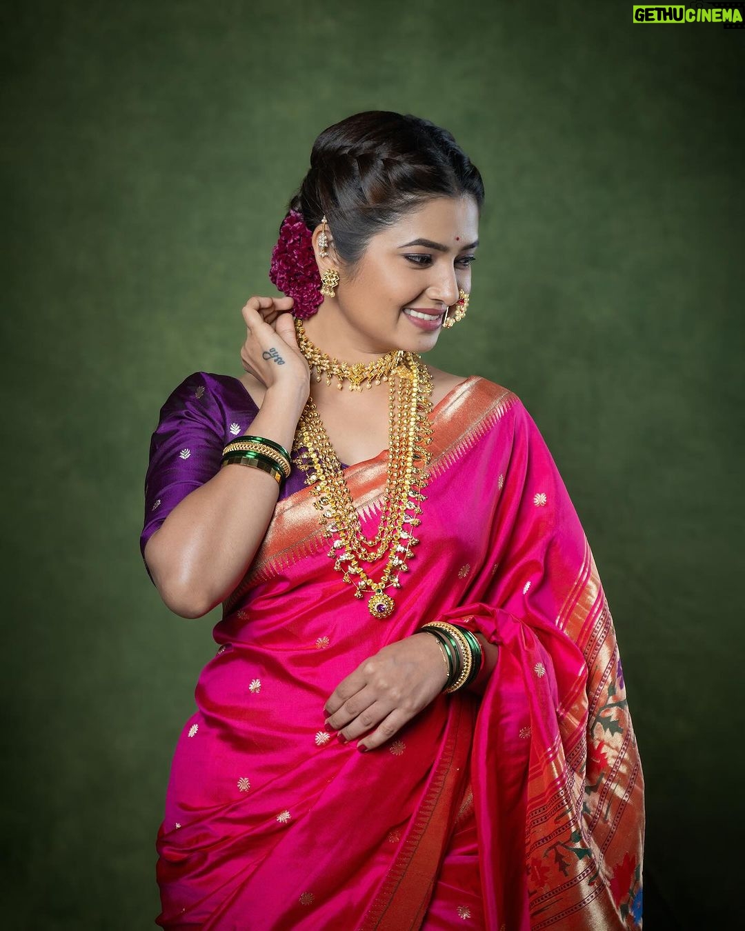 Prajakta Mali - 117.4K Likes - नववधू प्रिया मी बावरते…♥️
नाही नाही नाही…
मी लग्न करत नाहीये, “छोटा लग्नसराई संच” launch करतीए.. अर्थातच “प्राजक्तराज- पारंपरिक मराठी साज” मध्ये. तुमच्या लग्नसराई साठी😌.
भरपूर discount सहीत.
We are available only on…
www.prajaktaraj.in
@prajaktarajsaaj @🎯
.
#तारामंडळ #मोहनमाळ #कोल्हापूरीसाज #कोयरीतोडे #बुगडी
#मराठीअलंकार #मराठीनखरा #लगीनघाई #लग्नसराई #combo #प्राजक्तराज #prajakttamali @♥️
.
.
Saree - @paithanis.by.mrugakirloskar
Jewellery - @prajaktarajsaaj
Styled by - @rajasidatar
Hmu - @seemaaofficial @baratemahesh16
Clicked by - @kalyaam_2.0