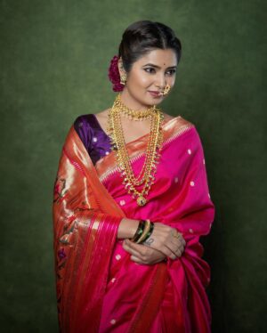 Prajakta Mali Instagram - नववधू प्रिया मी बावरते…♥️

नाही नाही नाही…
मी लग्न करत नाहीये, “छोटा लग्नसराई संच” launch करतीए.. अर्थातच “प्राजक्तराज- पारंपरिक मराठी साज” मध्ये. तुमच्या लग्नसराई साठी😌. 
भरपूर discount सहीत. 

We are available only on…
www.prajaktaraj.in 

@prajaktarajsaaj @🎯
.
#तारामंडळ #मोहनमाळ #कोल्हापूरीसाज #कोयरीतोडे #बुगडी 
#मराठीअलंकार #मराठीनखरा #लगीनघाई #लग्नसराई #combo #प्राजक्तराज #prajakttamali @♥️

.
.
Saree - @paithanis.by.mrugakirloskar 
Jewellery - @prajaktarajsaaj 
Styled by - @rajasidatar 
Hmu - @seemaaofficial @baratemahesh16
Clicked by - @kalyaam_2.0