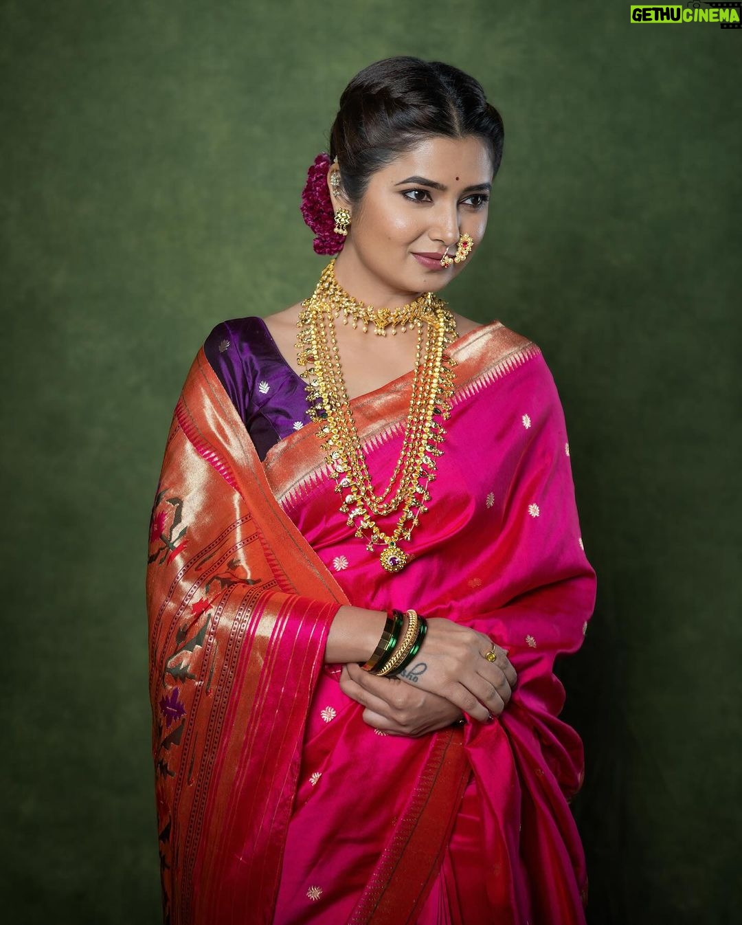 Prajakta Mali - 117.4K Likes - नववधू प्रिया मी बावरते…♥️
नाही नाही नाही…
मी लग्न करत नाहीये, “छोटा लग्नसराई संच” launch करतीए.. अर्थातच “प्राजक्तराज- पारंपरिक मराठी साज” मध्ये. तुमच्या लग्नसराई साठी😌.
भरपूर discount सहीत.
We are available only on…
www.prajaktaraj.in
@prajaktarajsaaj @🎯
.
#तारामंडळ #मोहनमाळ #कोल्हापूरीसाज #कोयरीतोडे #बुगडी
#मराठीअलंकार #मराठीनखरा #लगीनघाई #लग्नसराई #combo #प्राजक्तराज #prajakttamali @♥️
.
.
Saree - @paithanis.by.mrugakirloskar
Jewellery - @prajaktarajsaaj
Styled by - @rajasidatar
Hmu - @seemaaofficial @baratemahesh16
Clicked by - @kalyaam_2.0