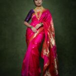 Prajakta Mali Instagram - नववधू प्रिया मी बावरते…♥️ नाही नाही नाही… मी लग्न करत नाहीये, “छोटा लग्नसराई संच” launch करतीए.. अर्थातच “प्राजक्तराज- पारंपरिक मराठी साज” मध्ये. तुमच्या लग्नसराई साठी😌. भरपूर discount सहीत. We are available only on… www.prajaktaraj.in @prajaktarajsaaj @🎯 . #तारामंडळ #मोहनमाळ #कोल्हापूरीसाज #कोयरीतोडे #बुगडी #मराठीअलंकार #मराठीनखरा #लगीनघाई #लग्नसराई #combo #प्राजक्तराज #prajakttamali @♥️ . . Saree - @paithanis.by.mrugakirloskar Jewellery - @prajaktarajsaaj Styled by - @rajasidatar Hmu - @seemaaofficial @baratemahesh16 Clicked by - @kalyaam_2.0