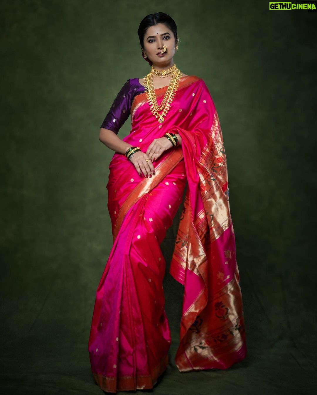 Prajakta Mali - 117.4K Likes - नववधू प्रिया मी बावरते…♥️
नाही नाही नाही…
मी लग्न करत नाहीये, “छोटा लग्नसराई संच” launch करतीए.. अर्थातच “प्राजक्तराज- पारंपरिक मराठी साज” मध्ये. तुमच्या लग्नसराई साठी😌.
भरपूर discount सहीत.
We are available only on…
www.prajaktaraj.in
@prajaktarajsaaj @🎯
.
#तारामंडळ #मोहनमाळ #कोल्हापूरीसाज #कोयरीतोडे #बुगडी
#मराठीअलंकार #मराठीनखरा #लगीनघाई #लग्नसराई #combo #प्राजक्तराज #prajakttamali @♥️
.
.
Saree - @paithanis.by.mrugakirloskar
Jewellery - @prajaktarajsaaj
Styled by - @rajasidatar
Hmu - @seemaaofficial @baratemahesh16
Clicked by - @kalyaam_2.0
