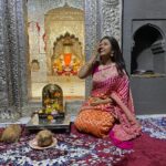 Prajakta Mali Instagram - श्री क्षेत्र ओझर..🙏 विघ्नहर गणपती- अष्टविनायक. . कार्यक्रमांच्या निमित्ताने होणारी देवदर्शने..🥰 . #पुण्य #मंगळवार #विघ्नहर #गणपती #ओझर #सनातनधर्म #prajakttamali @😌 . @prajaktarajsaaj (जे दागिने घातलेत; त्याचा combo च आणलाय बघा. मिळणार www.prajaktaraj.in वर) @😌