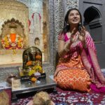 Prajakta Mali Instagram - श्री क्षेत्र ओझर..🙏 विघ्नहर गणपती- अष्टविनायक. . कार्यक्रमांच्या निमित्ताने होणारी देवदर्शने..🥰 . #पुण्य #मंगळवार #विघ्नहर #गणपती #ओझर #सनातनधर्म #prajakttamali @😌 . @prajaktarajsaaj (जे दागिने घातलेत; त्याचा combo च आणलाय बघा. मिळणार www.prajaktaraj.in वर) @😌