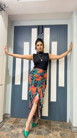 Prajakta Mali Instagram - Ohhh yeah 
#hipsdontlie ♥️
.
#revisiting #old #favourite #songs @♥️

.

Top by @zara
Skirt by @mango
Hair by @sonali20_official 
Makeup by @beautysecrete_by_saisawant