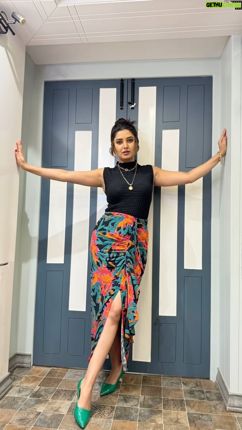 Prajakta Mali - 112.3K Likes - Ohhh yeah
#hipsdontlie ♥️
.
#revisiting #old #favourite #songs @♥️
.
Top by @zara
Skirt by @mango
Hair by @sonali20_official
Makeup by @beautysecrete_by_saisawant