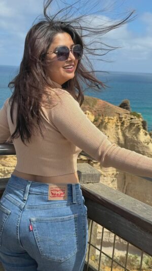 Prajakta Mali Instagram - उफ़्फ़ यह गहराइयाँ …। 
.
Long drive from Melbourne to Adelaide by Great Ocean Road.
.
12 Apostles And London bridge . 
#sea #scenery #roadtravel #australia  #tour #prajakttamali @♥️