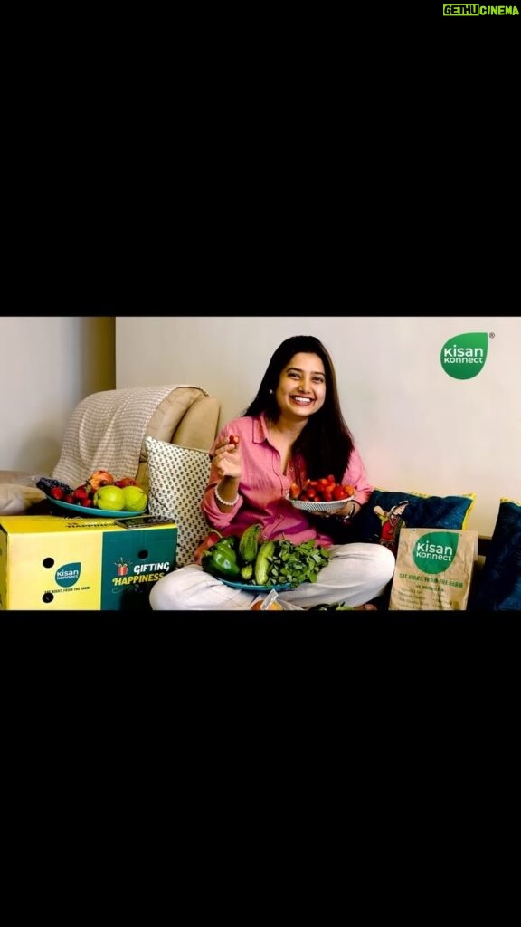 Prajakta Mali Instagram - Embracing farm-fresh goodness with Kisan Konnect! 🍓✨ Excited to share the secret behind my family’s and my seasonal fruit obsession – Kisan Konnect brings the safest and freshest Mahabaleshwar premium strawberries to your doorstep. Every bite tells a story of hardworking farmers. It’s time to revolutionize your fruit shopping experience. Join me in choosing Kisan Konnect for a taste of pure delight! . . #ad #AapkaApnaFarmersMarket #freshstrawberries #strawberry #strawberryseason #mahabaleshwarstrawberries #KisanKonnect #regenerativefarming #farmtofork #eatrightfromthefarm #SwasthRahoMastRaho #healthyeating #FarmToTable #KisanKonnectMagic #FreshAndDelicious