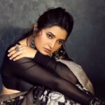Prajakta Mali Instagram - सतरंगा यह इश्क़.., . @🖤 . #prajakttamali @🖤 . Saree by @the_vikrantis @snehhahalanday STYLED BY @shalmalee_t Assisted by @shreezinjrute_official Makeup - @beautysecrete_by_saisawant Clicked by - @shrutisbagwe ❤️