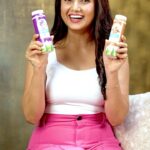 Prajakta Mali Instagram - रंग नवा गंध नवा.. स्पर्श तोच हवा हवा.. मीना एलिमेंटस् नातं १९६५ पासूनच.. Revealing the enchanting essence of Meena Khaki Powder in its latest variants – आता फक्त रोझ Rose नाही तर Sandal आणि Lavender मध्ये सुद्धा .. Extending warm thanks to Prajakta Mali for sharing the beauty of Meena Khaki Powder. Her inspiration has brought a delightful touch to our beauty routine! ✨🌸 ...तर त्वरित खरेदी करा! 🛒 फक्त www.meenaelements.com वर.