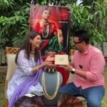 Prajakta Mali Instagram – #वर्धापनदिन

आजि सोनियाचा दिनू…

वर्धापन दिनानिमित्तचा कार्यक्रम सुफळ-संपुर्ण झाला.
विशेष दिनी विशेष अलंकार घेऊन आलो आहोत. 
#पोहेहार 
.
खूप धन्यवाद @swwapnil_joshi aka #krishna 💫
.
#मराठीअलंकार #मराठीसंस्कृती #सोनसळा #पोहेहार #प्राजक्तराज #prajakttamali @🌟
