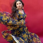 Prajakta Mali Instagram - My another favourite… #तेरेइश्कनचाया . (A lot of times, I secretly dance on this song In my mind.. Dancing on this number while giving pose too🥰) . Moves captured by @tejasnerurkarr @♥️ . Love #sonamahopatra #favourite #favouritesong #dance #dancer #love #prajakttamali @♥️