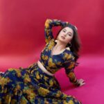 Prajakta Mali Instagram - Song on loop… फितूरी का फ़ितूर… . Photoshoot by - The dearest @tejasnerurkarr ♥️ . #fituri #prajakttamali @♥️ . Outfit by @ambraee_ @digitallydiksha Earrings by @the_jewel_gallery STYLED BY @shalmalee_t Assisted by @shreezinjrute_official