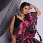 Prajakta Mali Instagram - उरले सूरलेले… 😅 . Still Can’t get over.., . #photoshoot #saree #black #prajakttamali @🖤 . Jewellery by @sorayaajewels_ STYLED BY @shalmalee_t Assisted by @shreezinjrute_official Hair by - @divyaa_pandile Makeup by - @baratemahesh16 Clicked by - @shrutisbagwe ❤️