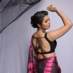 Prajakta Mali Instagram - उरले सूरलेले… 😅 . Still Can’t get over.., . #photoshoot #saree #black #prajakttamali @🖤 . Jewellery by @sorayaajewels_ STYLED BY @shalmalee_t Assisted by @shreezinjrute_official Hair by - @divyaa_pandile Makeup by - @baratemahesh16 Clicked by - @shrutisbagwe ❤️