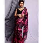 Prajakta Mali Instagram - उरले सूरलेले… 😅 . Still Can’t get over.., . #photoshoot #saree #black #prajakttamali @🖤 . Jewellery by @sorayaajewels_ STYLED BY @shalmalee_t Assisted by @shreezinjrute_official Hair by - @divyaa_pandile Makeup by - @baratemahesh16 Clicked by - @shrutisbagwe ❤️