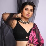 Prajakta Mali Instagram - शौक़ से लिजीए जी..। इश्क़ के इम्तिहाँ…। . #favourite #song #love #saree #prajakttamali @🖤 . Jewellery by @sorayaajewels_ STYLED BY @shalmalee_t Assisted by @shreezinjrute_official Hair by - @divyaa_pandile Makeup by - @baratemahesh16 Clicked by - @shrutisbagwe ❤️