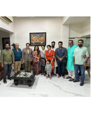 Prajakta Mali Instagram - About 3 days ago…
#latepost
.
साई भंडारा - विरार..
.
Glad, I got the opportunity to have great conversation with @govinda_herono1, Bhai, Appa Thakur, @uttungthakur and Thakur family. 
.
#gratitude #prajakttamali @😇
