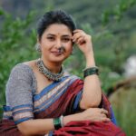 Prajakta Mali Instagram - असं एखादं पाखरू वेल्हाळ ज्याला सामोरी येतया आभाळ.,, . @prajaktarajsaaj Newly launched #मोकळ्याघसाचीवज्रटीक #प्राजक्तराज #म्हाळसा #चांदी #चांदीचीनथ #शिंदेशाहीतोडे #खण #सह्याद्री #prajakttamali @🤎