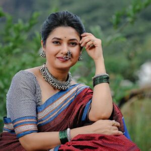 Prajakta Mali Instagram - असं एखादं पाखरू वेल्हाळ 
ज्याला सामोरी येतया आभाळ.,,
.
@prajaktarajsaaj 
Newly launched #मोकळ्याघसाचीवज्रटीक #प्राजक्तराज #म्हाळसा #चांदी #चांदीचीनथ #शिंदेशाहीतोडे #खण #सह्याद्री 
#prajakttamali @🤎