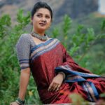 Prajakta Mali Instagram - असं एखादं पाखरू वेल्हाळ ज्याला सामोरी येतया आभाळ.,, . @prajaktarajsaaj Newly launched #मोकळ्याघसाचीवज्रटीक #प्राजक्तराज #म्हाळसा #चांदी #चांदीचीनथ #शिंदेशाहीतोडे #खण #सह्याद्री #prajakttamali @🤎