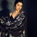 Prajakta Mali Instagram - You gonna hear me roar 🖤… . #prajakttamali @🖤 . Saree by @the_vikrantis @snehhahalanday STYLED BY @shalmalee_t Assisted by @shreezinjrute_official Makeup - @beautysecrete_by_saisawant Clicked by - @shrutisbagwe ❤️