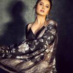 Prajakta Mali Instagram - You gonna hear me roar 🖤… . #prajakttamali @🖤 . Saree by @the_vikrantis @snehhahalanday STYLED BY @shalmalee_t Assisted by @shreezinjrute_official Makeup - @beautysecrete_by_saisawant Clicked by - @shrutisbagwe ❤️
