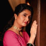 Prajakta Mali Instagram - मालवून टाक दीप..,. . (हा ही फोटो राखून ठेवलेला.. सोनसळा (प्रतिसोनं) मध्ये ही चिंचपेटी बनवून घ्यायच्या हात धुवून मागे लागलीए, पण मनाजोगी घडत नाहीये. ती येईलच तोवर हा फोटो घ्या, कारण तुळजा (सोनं) मध्ये ही उपलब्ध आहेच. . #चिंचपेटी #पारंपरिक #मोती #कुडी #नमस्कारतोडे #तुळजा #प्राजक्तराज @prajaktarajsaaj . www.prajaktaraj.in
