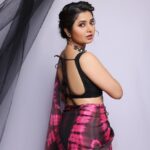 Prajakta Mali Instagram - उरले सूरलेले… 😅 . Still Can’t get over.., . #photoshoot #saree #black #prajakttamali @🖤 . Jewellery by @sorayaajewels_ STYLED BY @shalmalee_t Assisted by @shreezinjrute_official Hair by - @divyaa_pandile Makeup by - @baratemahesh16 Clicked by - @shrutisbagwe ❤️